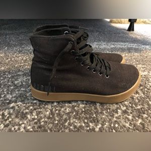 NOBULL womens size 7 black Canvas high top with gum bottom